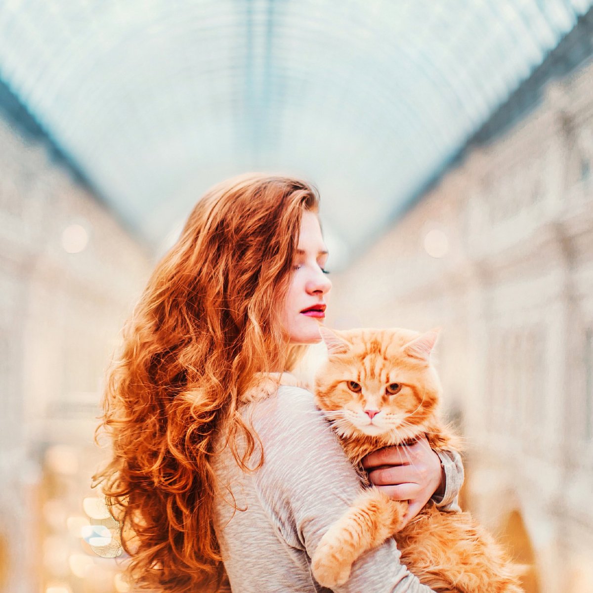 Девушка с котом