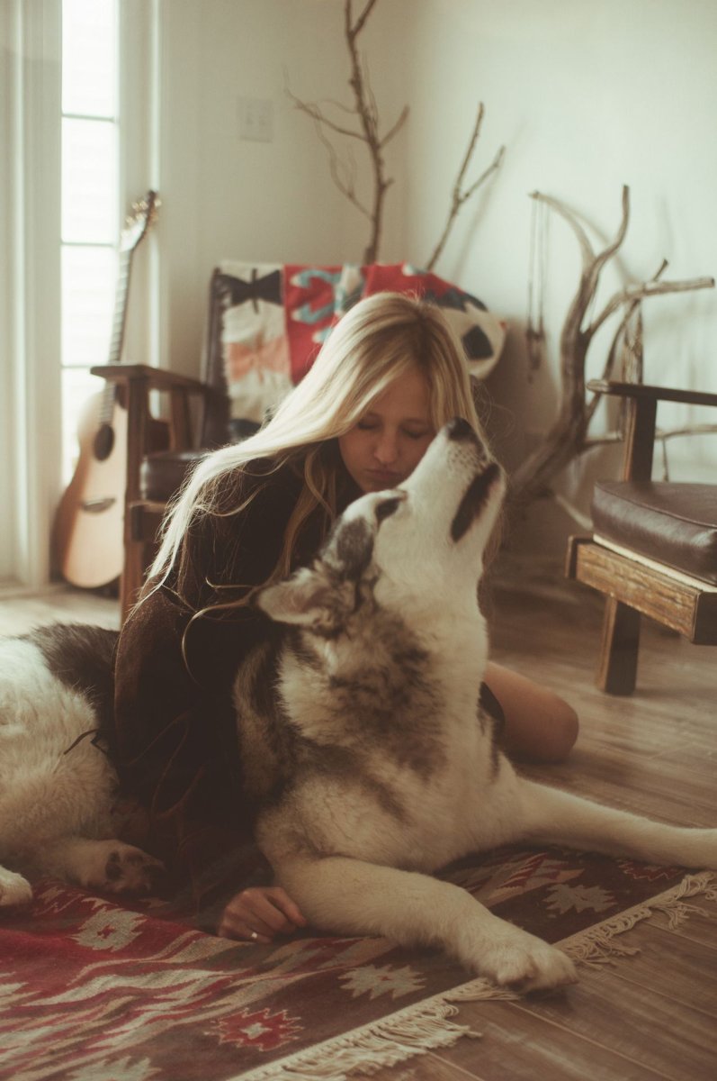 Блондинка с собакой