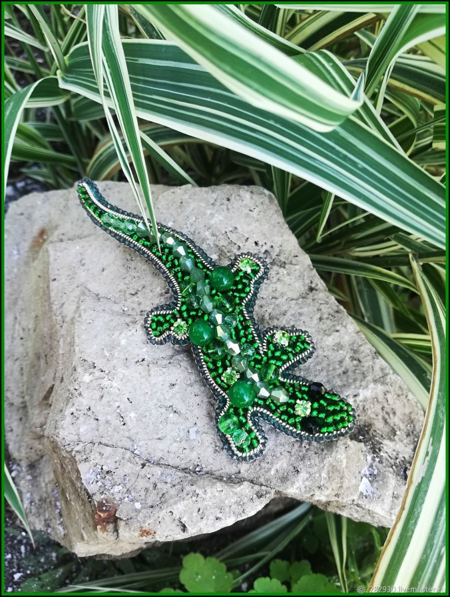 Ящерица изумрудного цвета