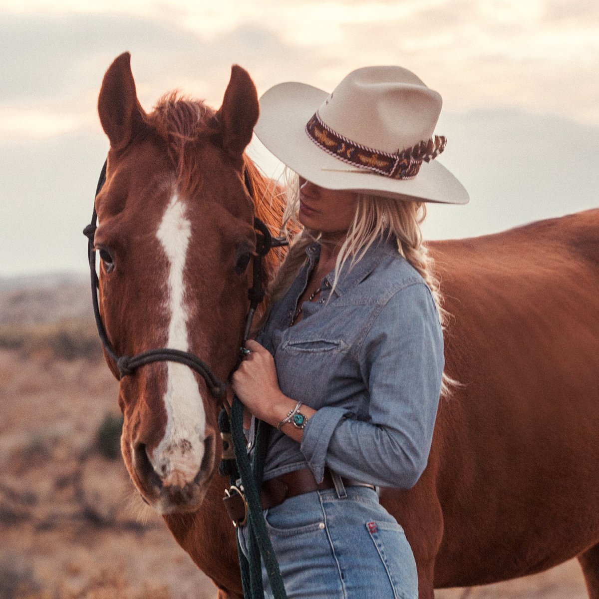 Девушка на лошади в ковбойской шляпе