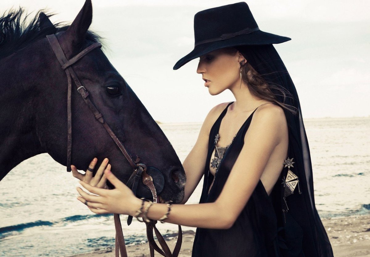 Фотосессия с лошадью в шляпе