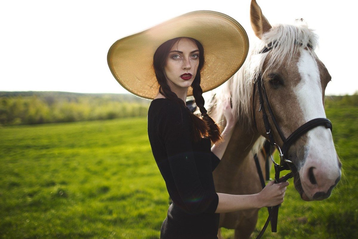 Фотосессия с лошадью в шляпе