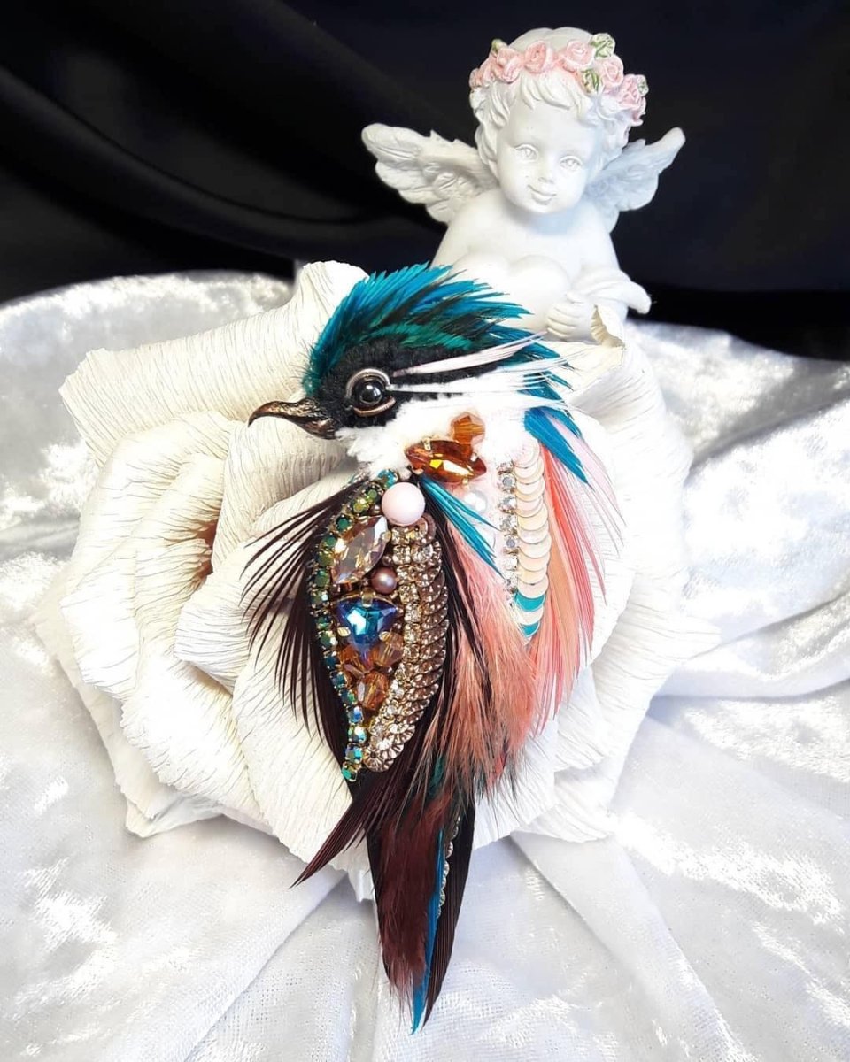 Брошь из перьев