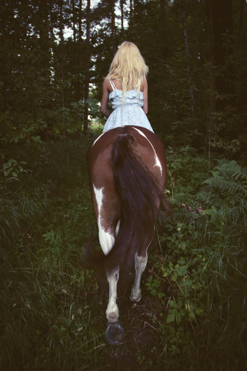 Блондинка верхом на лошади