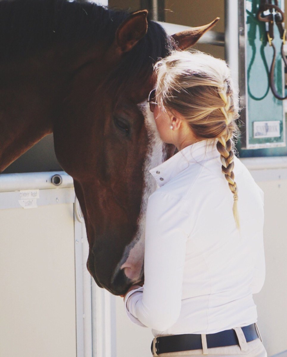 Девушка блондинка на коне