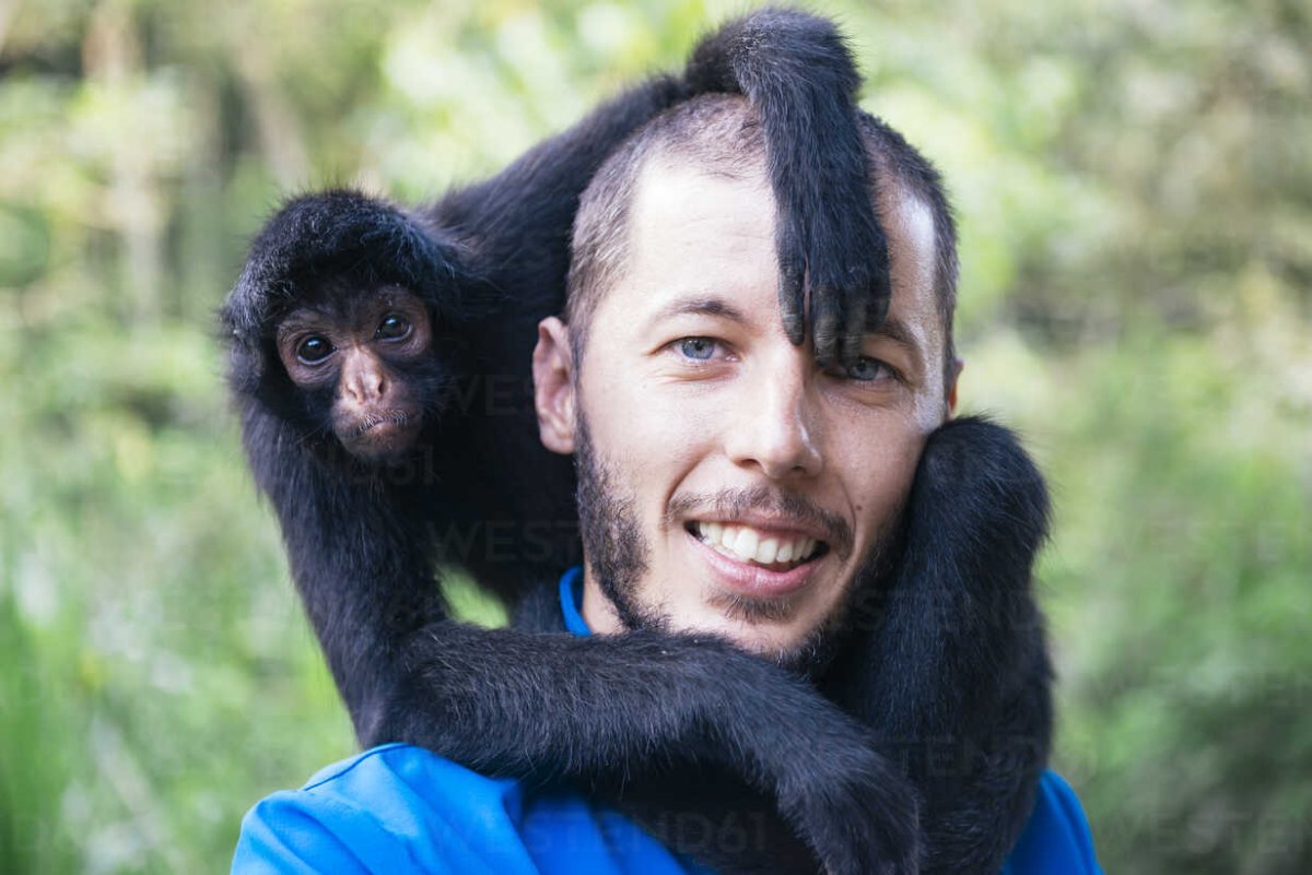 Мужчина с обезьянкой