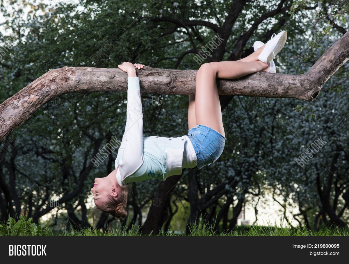 Девушка висит