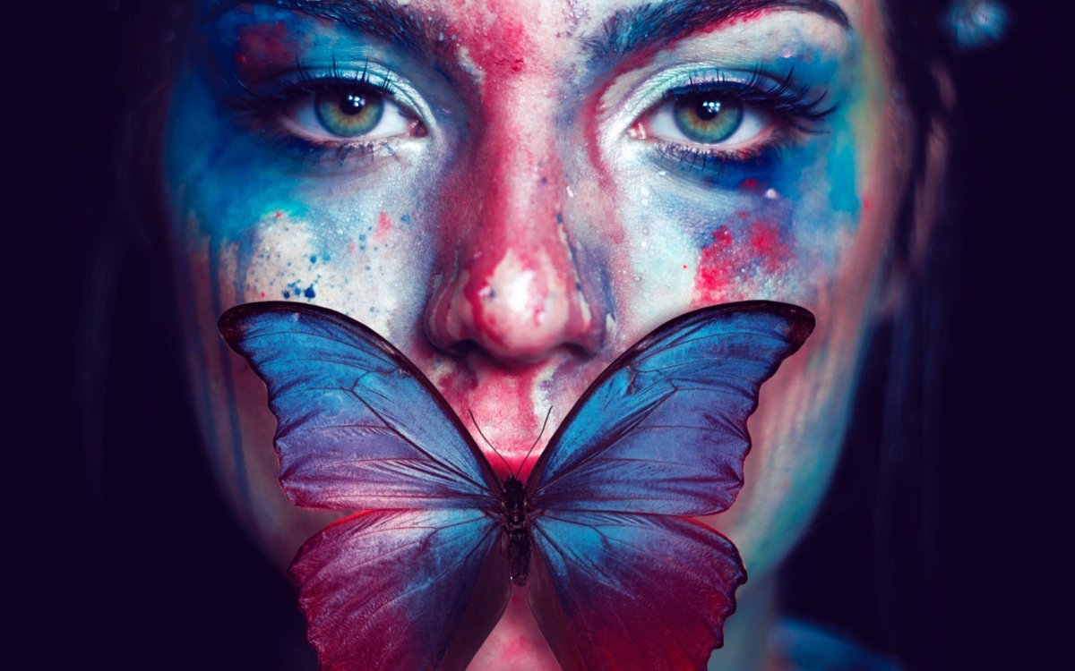 Девушка с бабочкой на лице