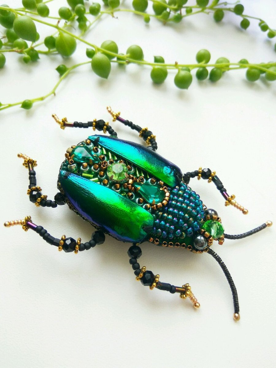 Майский Жук изумрудный