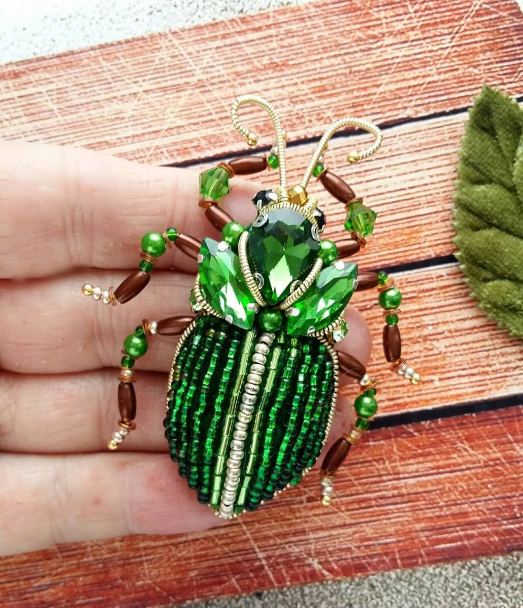 Жук скарабей зеленый