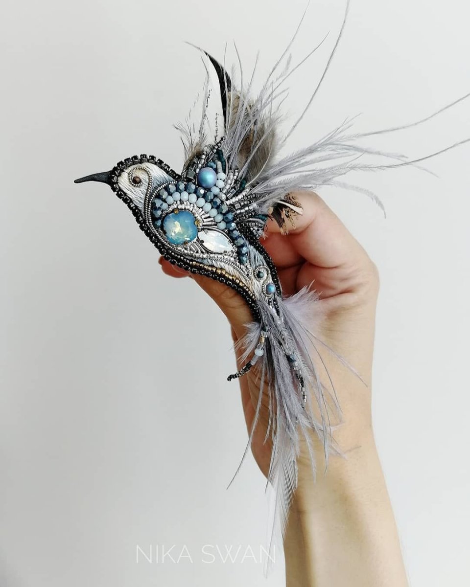 Брошки с перьями и бисером