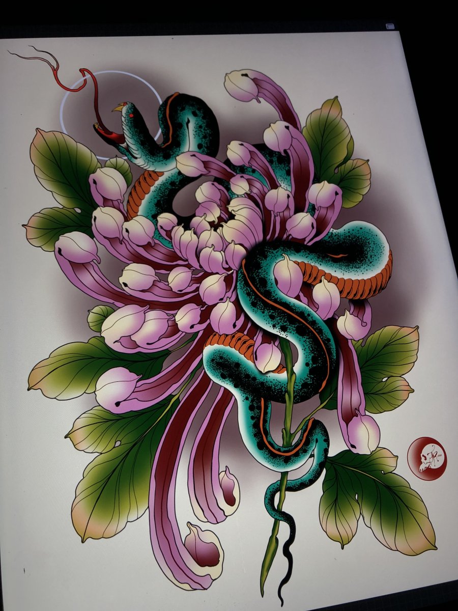 Тату змеи в цвете