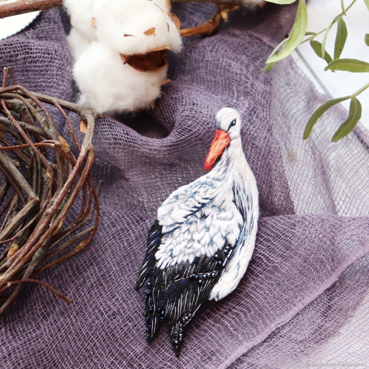 Брошь гладью Аист