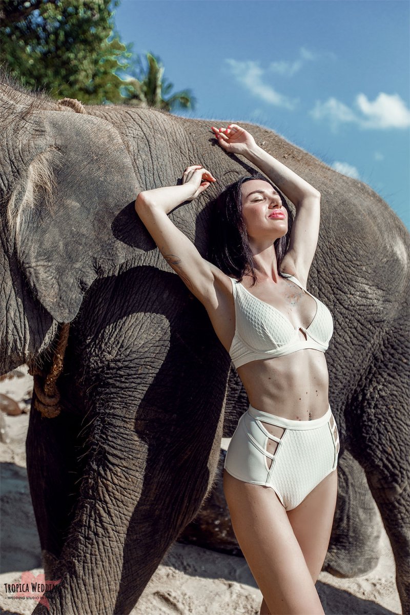 Алеся Кафельникова на слоне