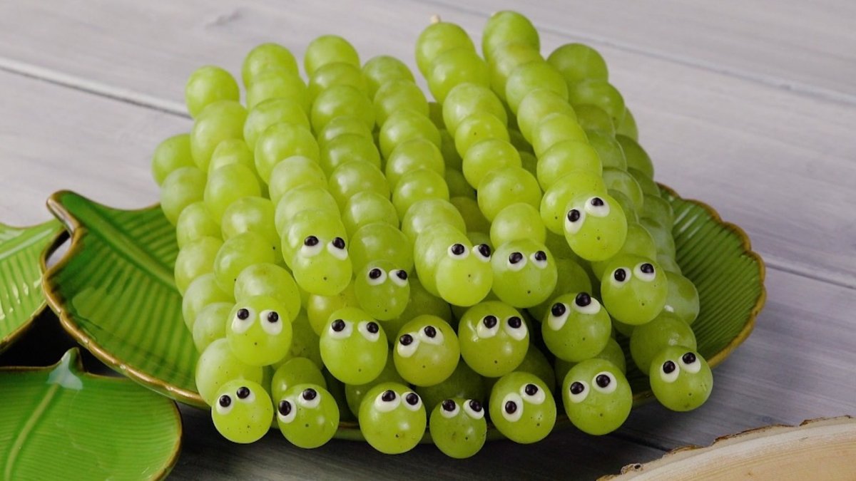 Гусеница из винограда