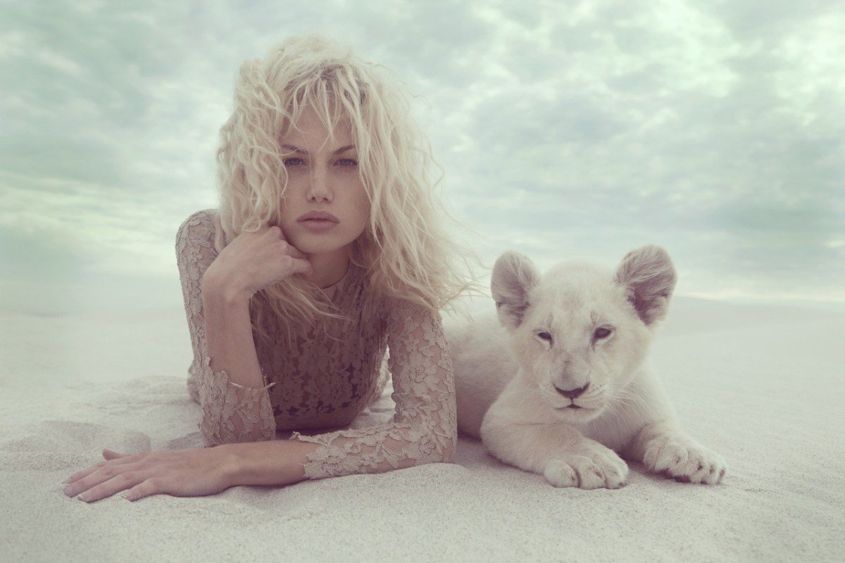 Девушка львица