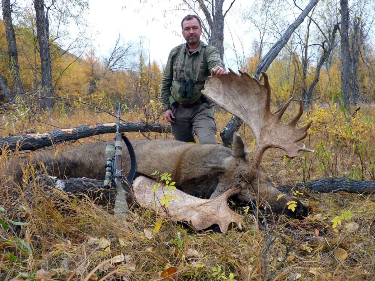 Охотник с убитым лосем