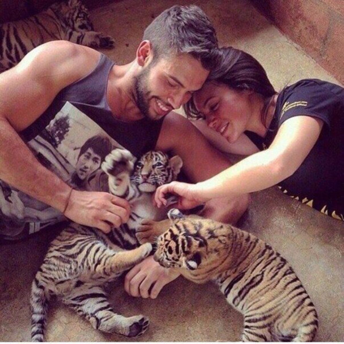 Парень с тигренком