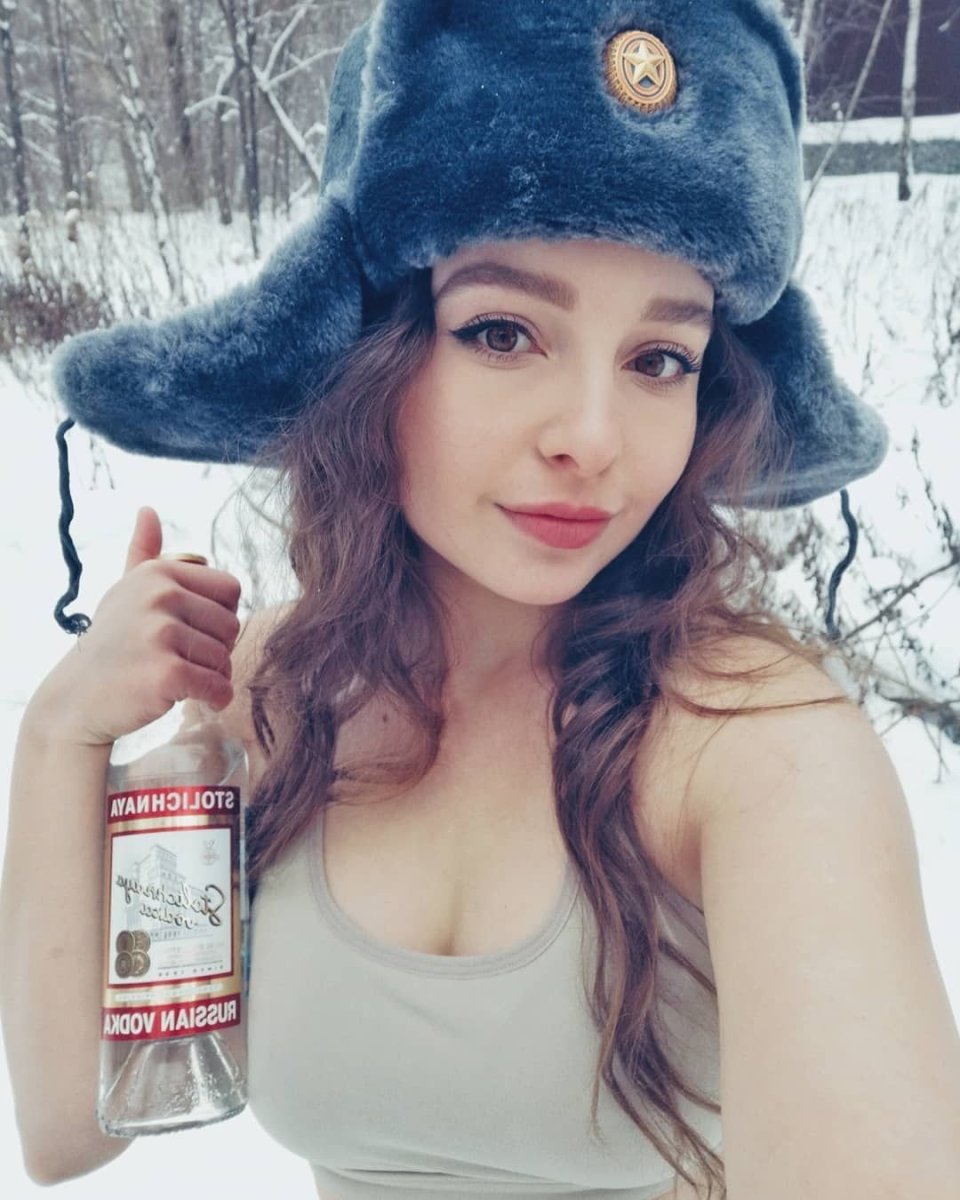 Девушка в шапке ушанке