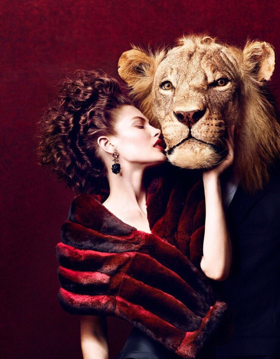 Девушка целует Льва