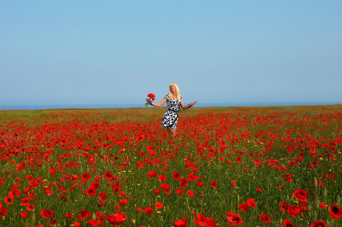 Эллина маковом поле