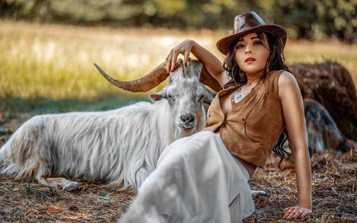 Девушка с козленком