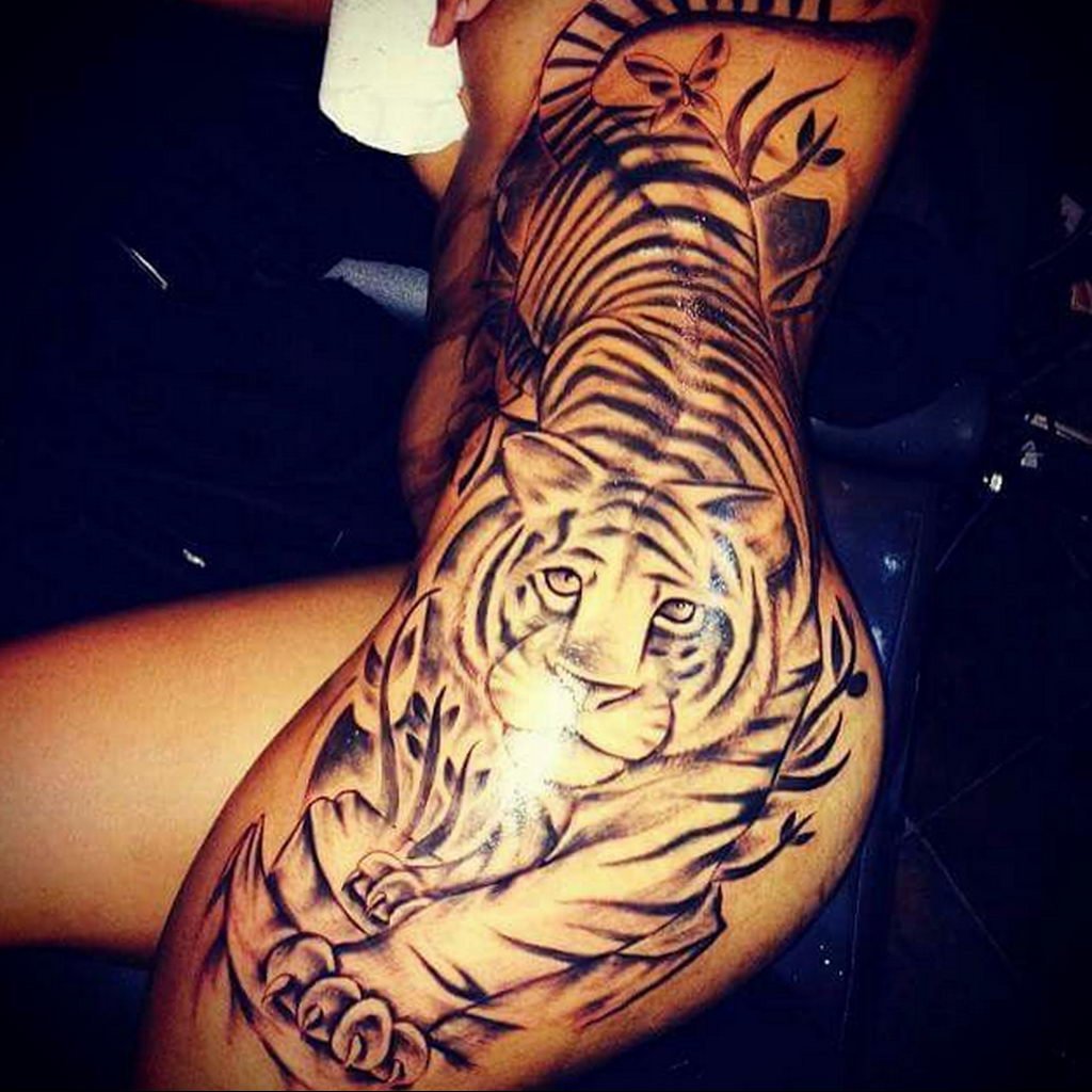 Тату тигр на бедре