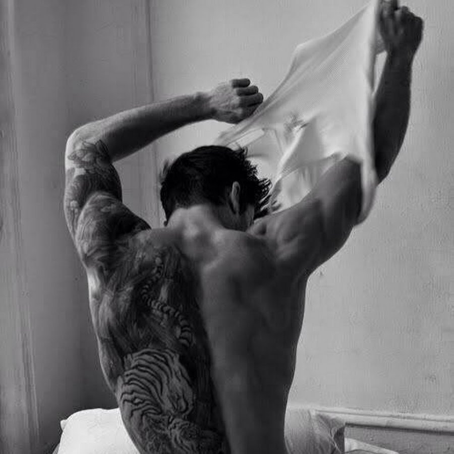 Мужская спина в постели