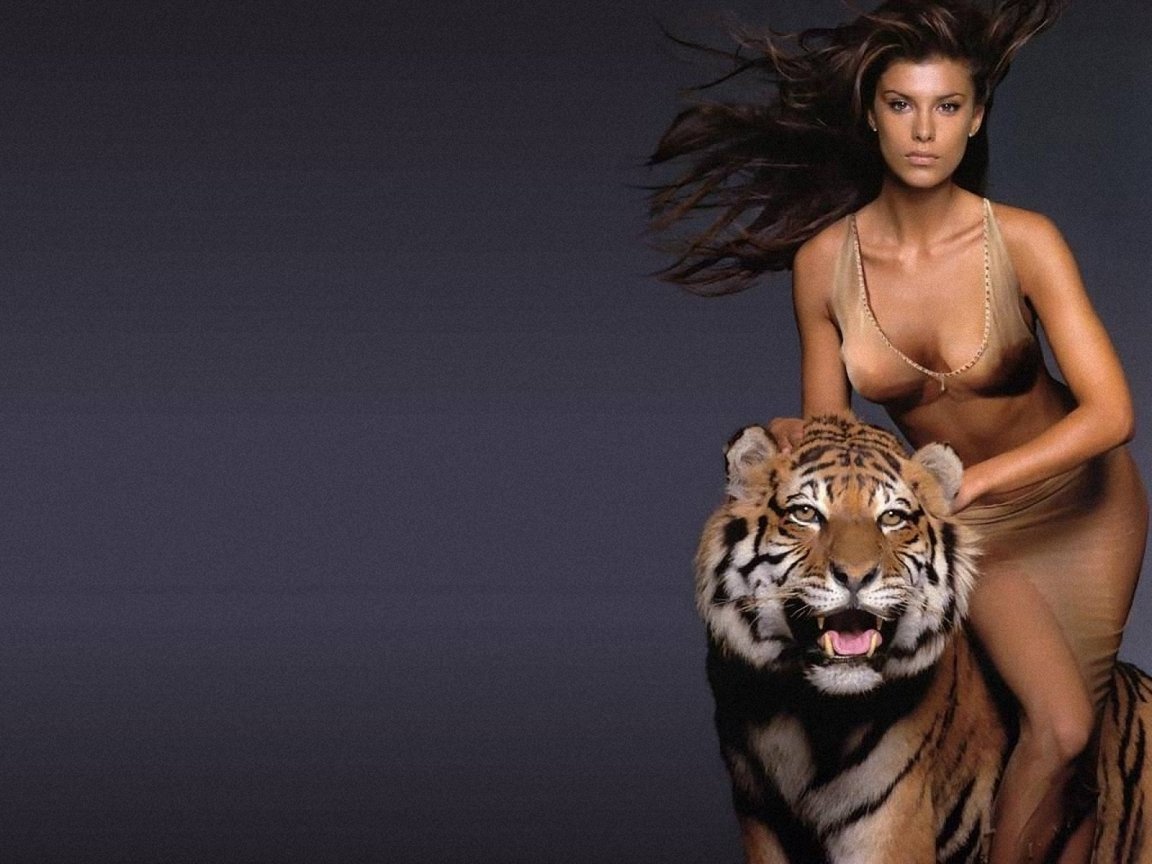 Красивая женщина с тигром