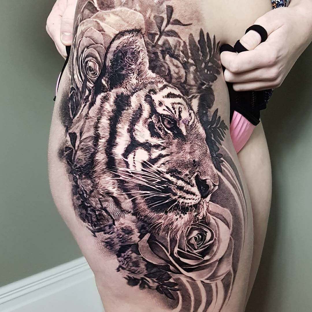 Тату тигрица для девушки на бедре