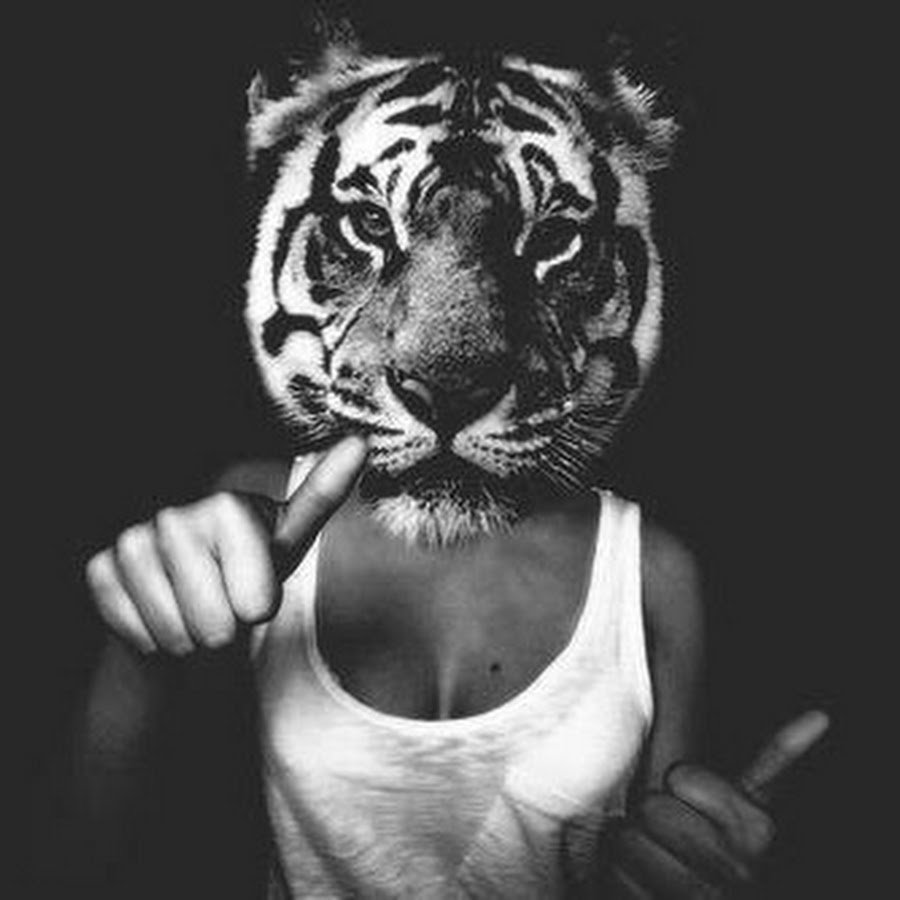 Девушка с головой животного