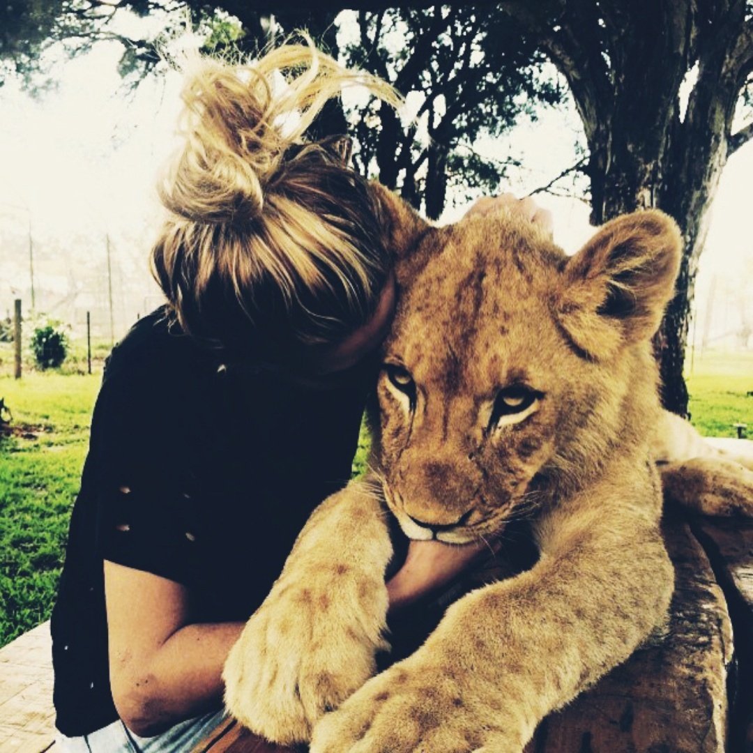 Девушка с львенком