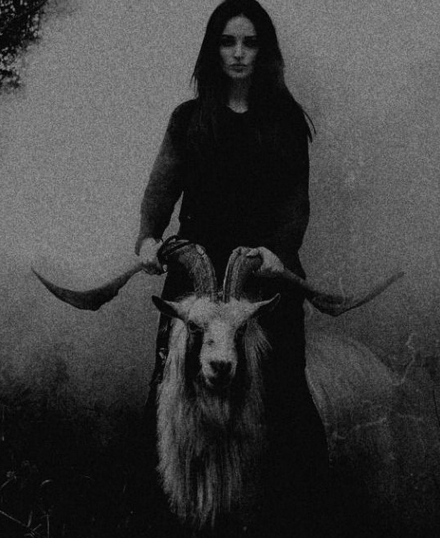 Девушка с головой козла