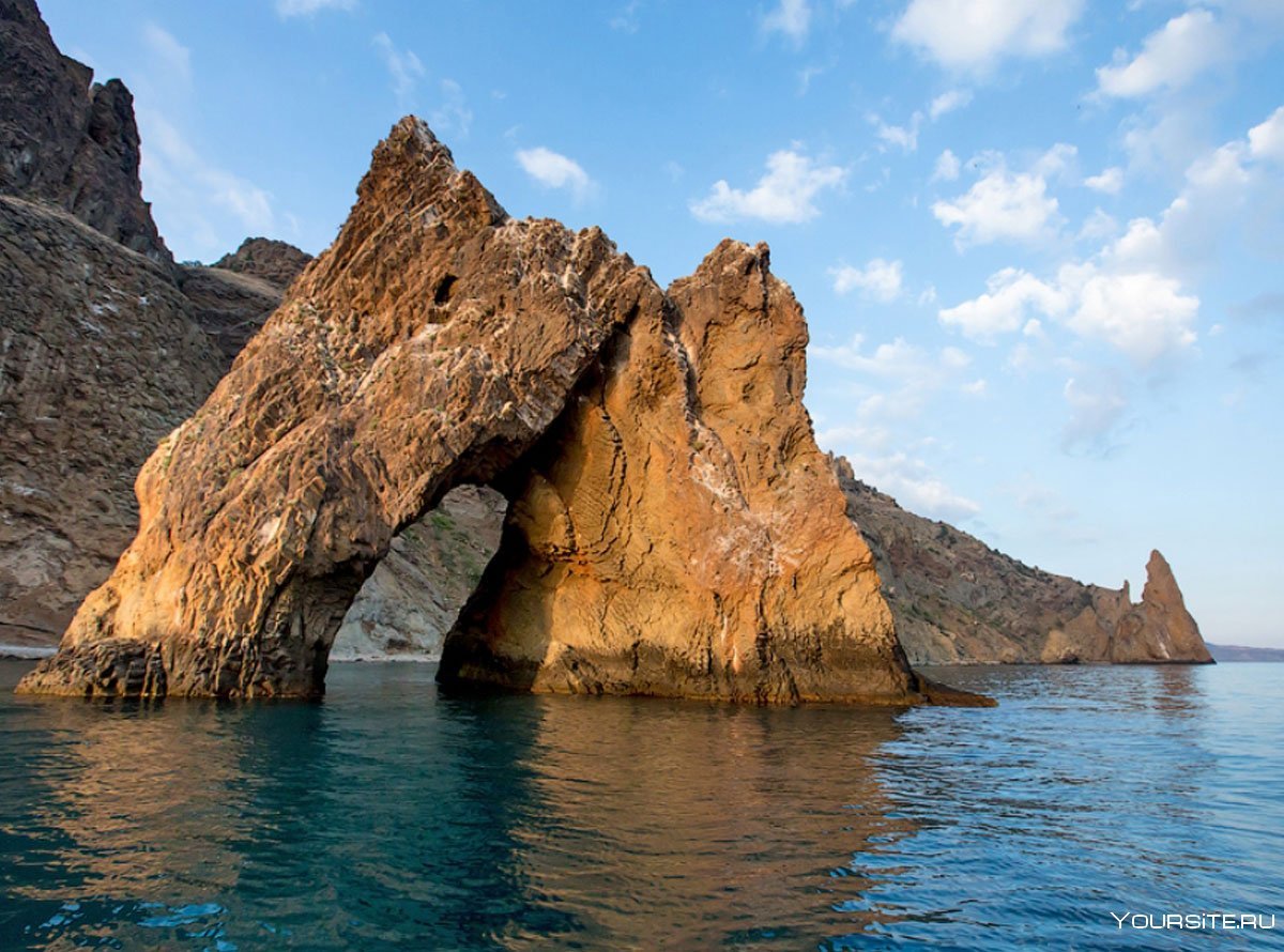 Скала золотые ворота Коктебель