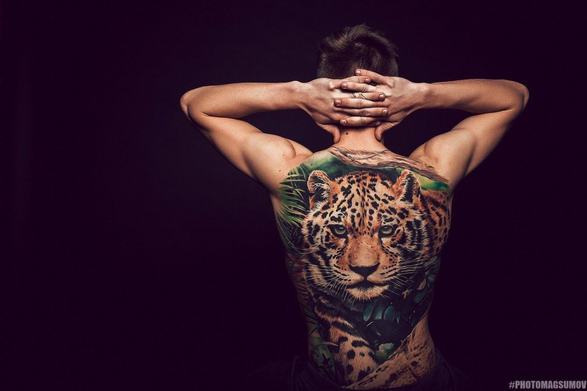 Тату леопард на спине