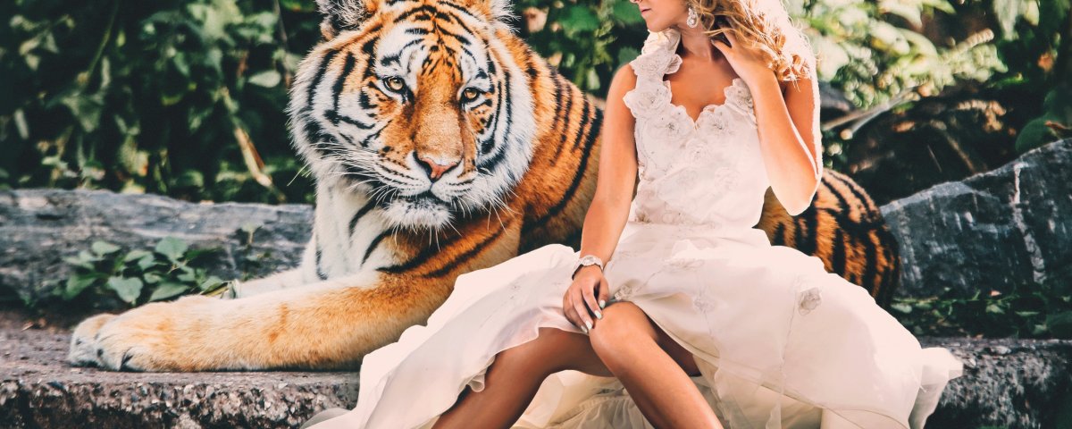 Девушка с тигренком на природе