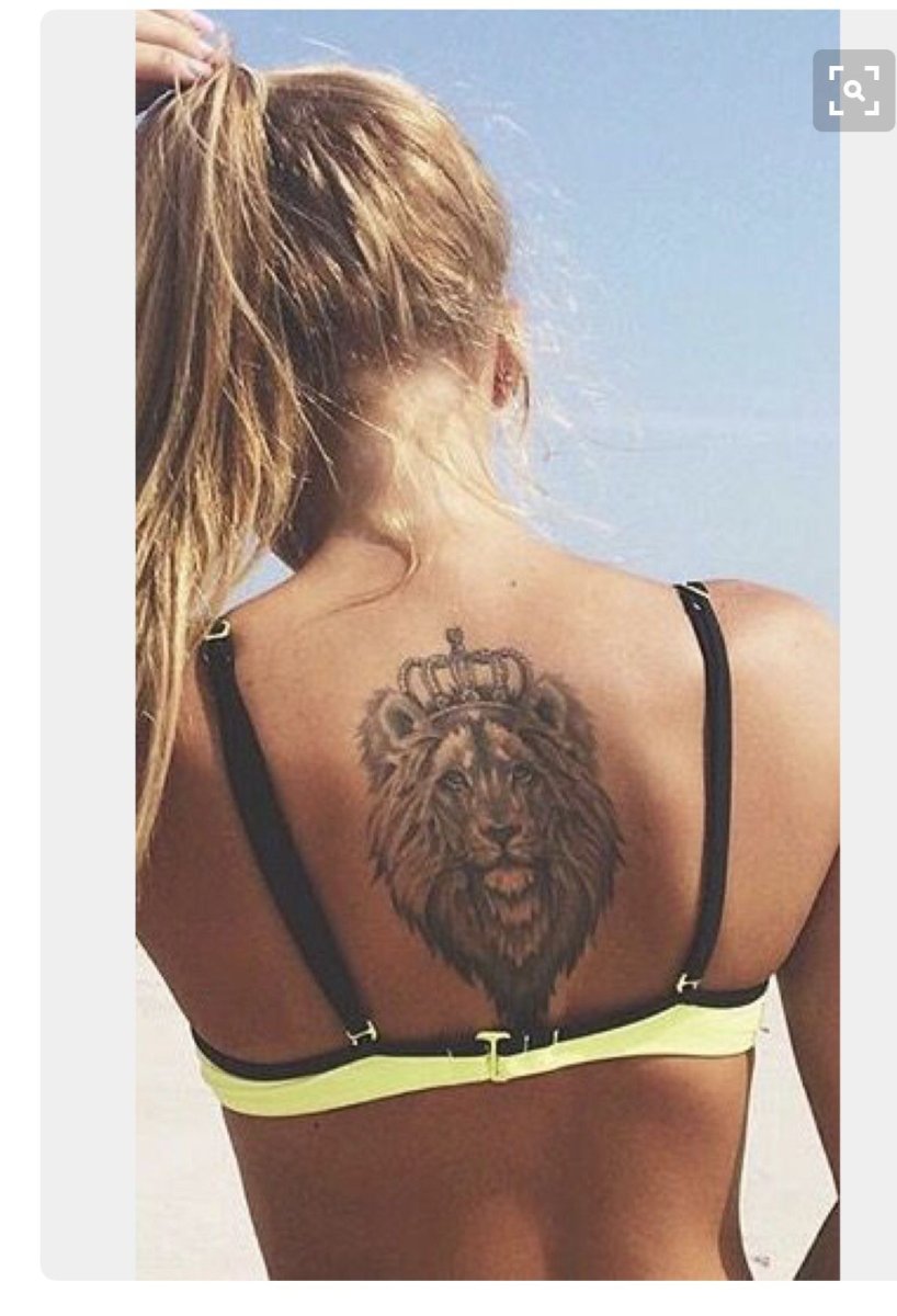 Тату Лев на спине у девушки