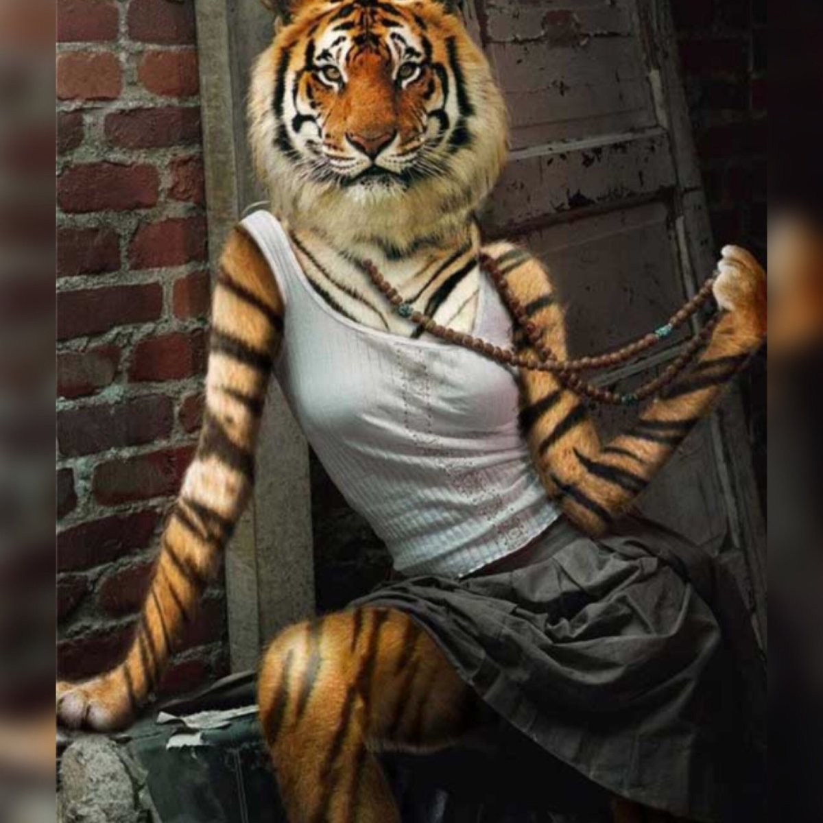 Девушка с головой тигра