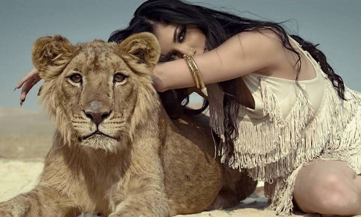 Женщина львица