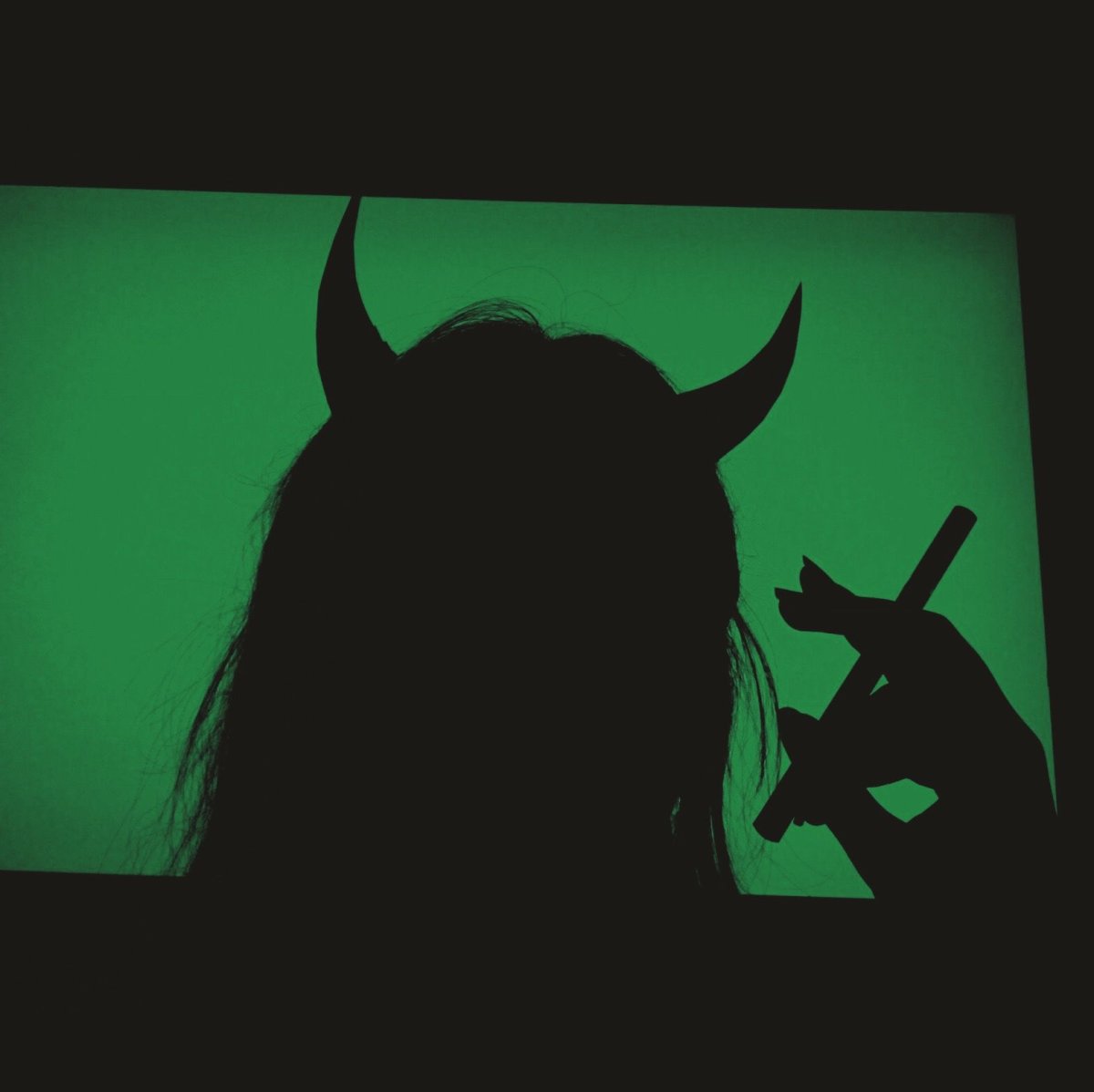 Тень девушки с рогами