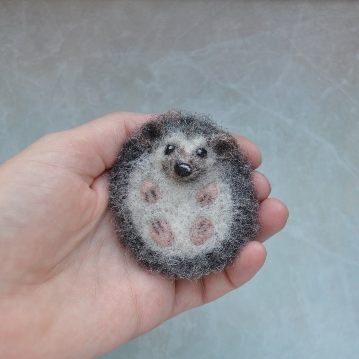 Валяная брошь Ежик