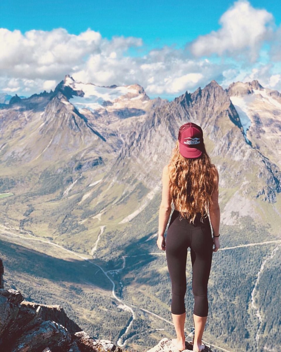 Хайкинг девушки в горах