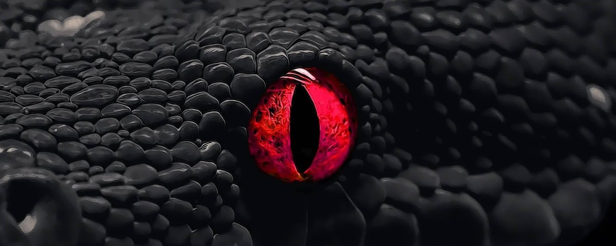 Змеиные глаза на черном фоне