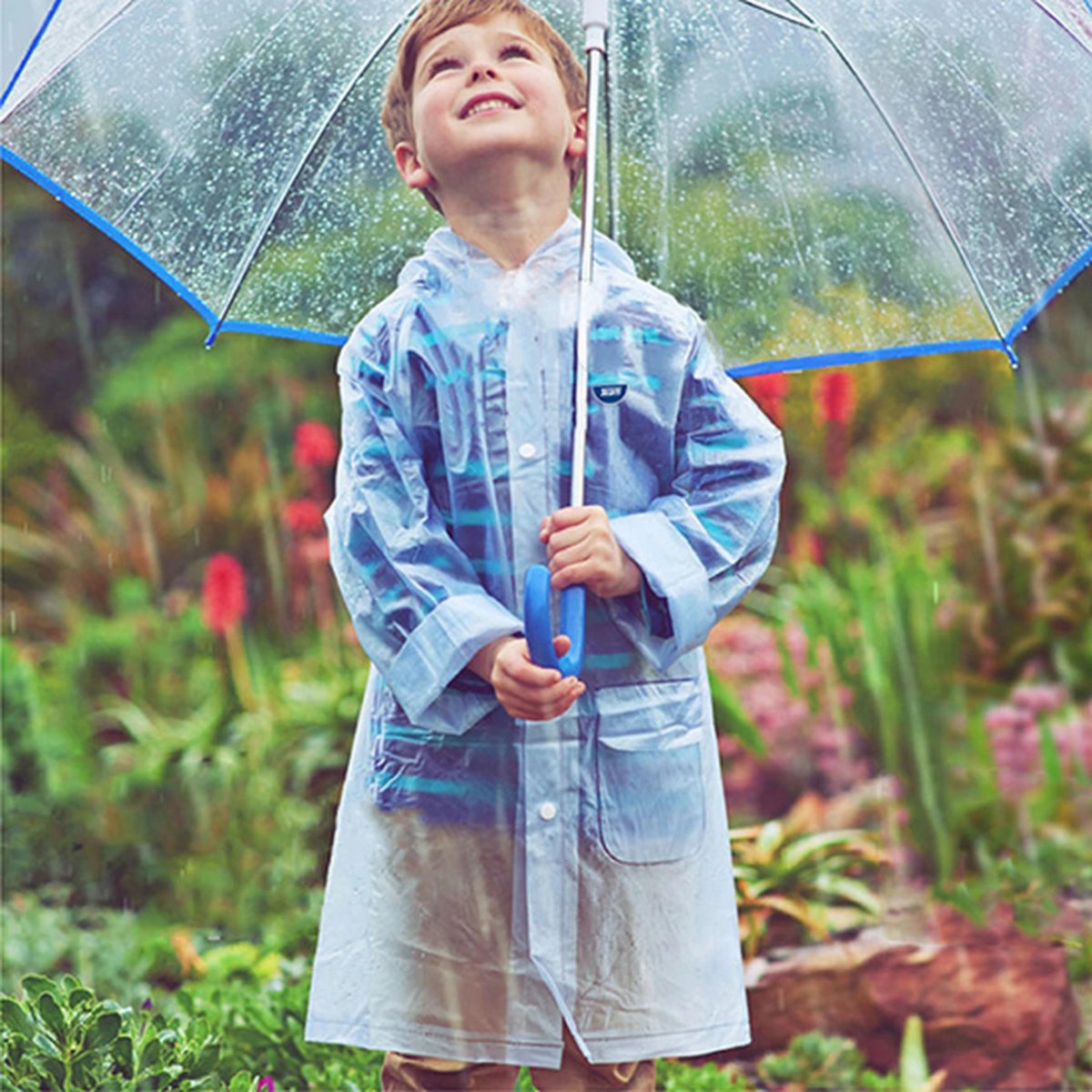 Ребенок в дождевике