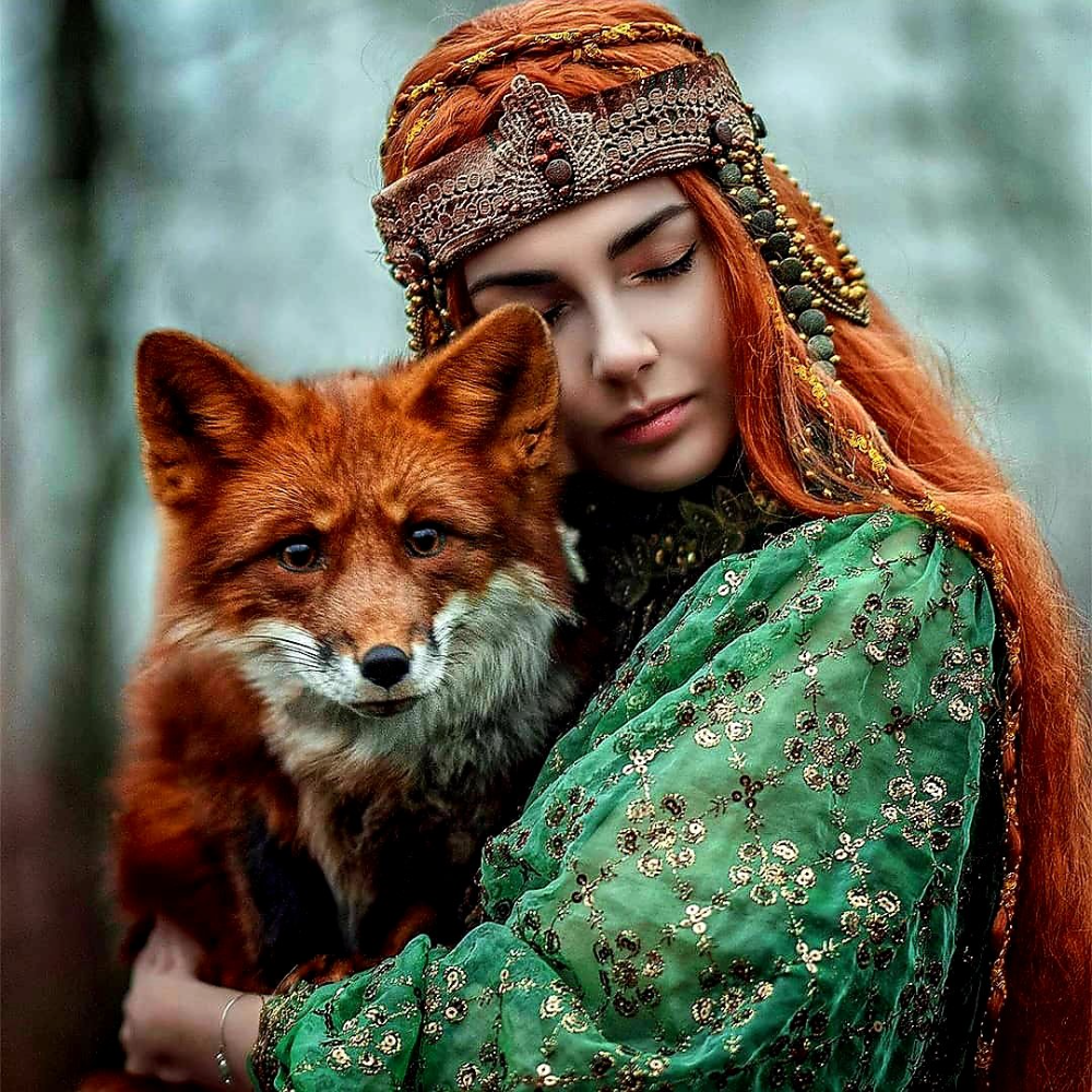 Портрет девушки с лисой