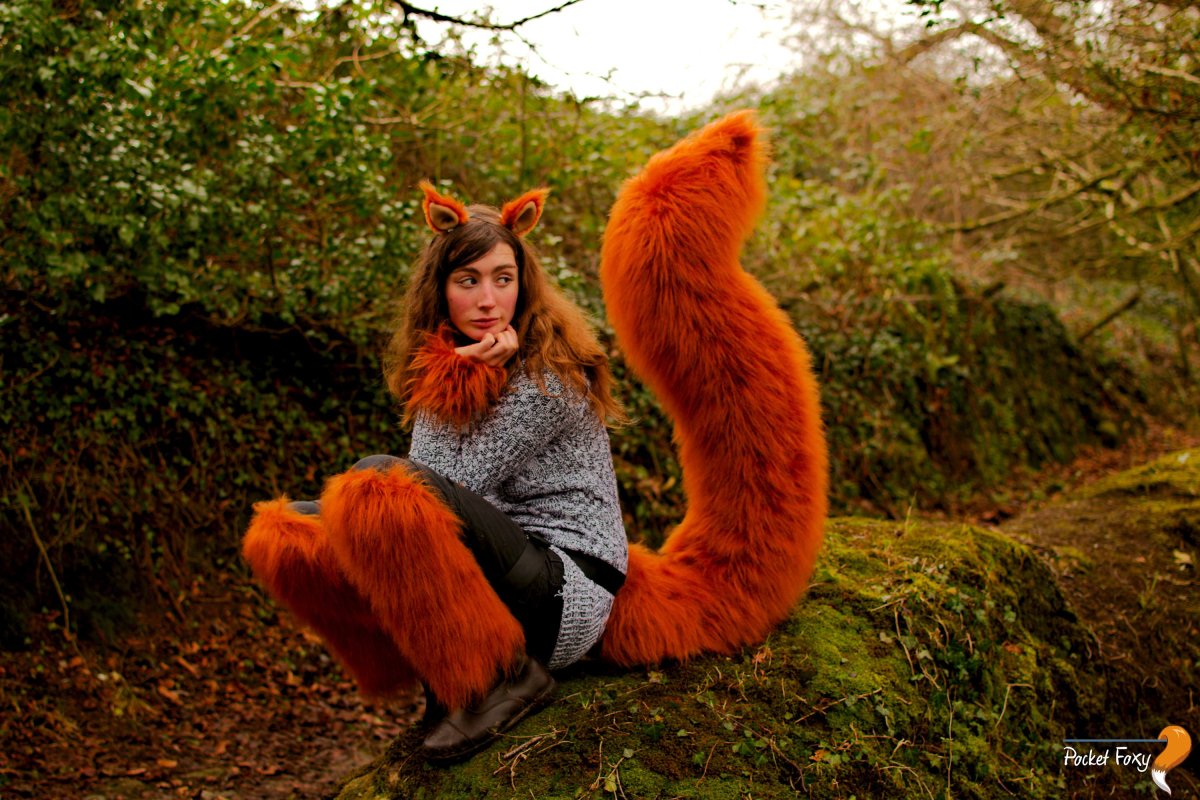 Человек в костюме лисы