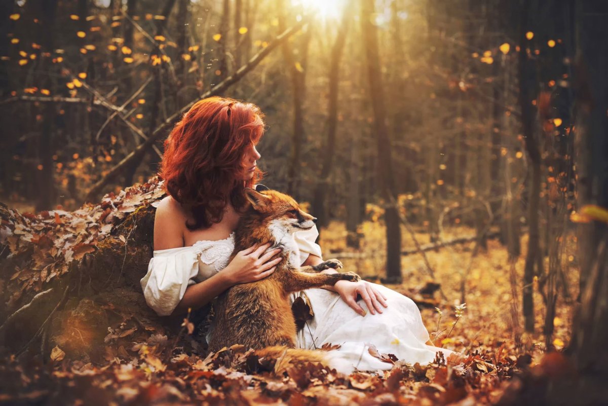 Рыжая девушка с лисой