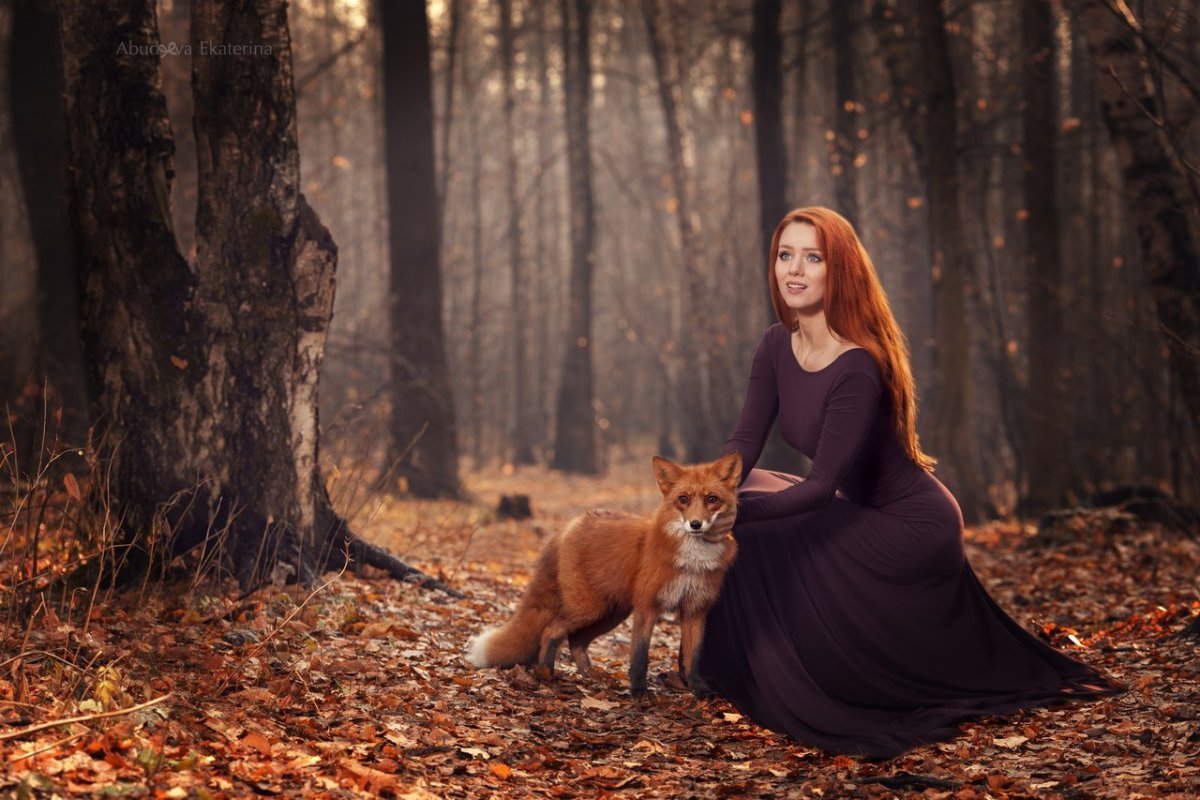 Рыжая девочка в лесу