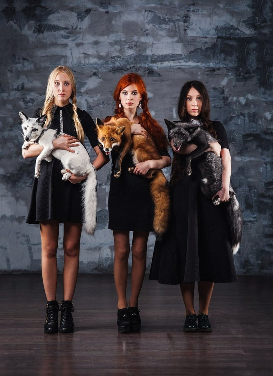 Три девушки с лисами