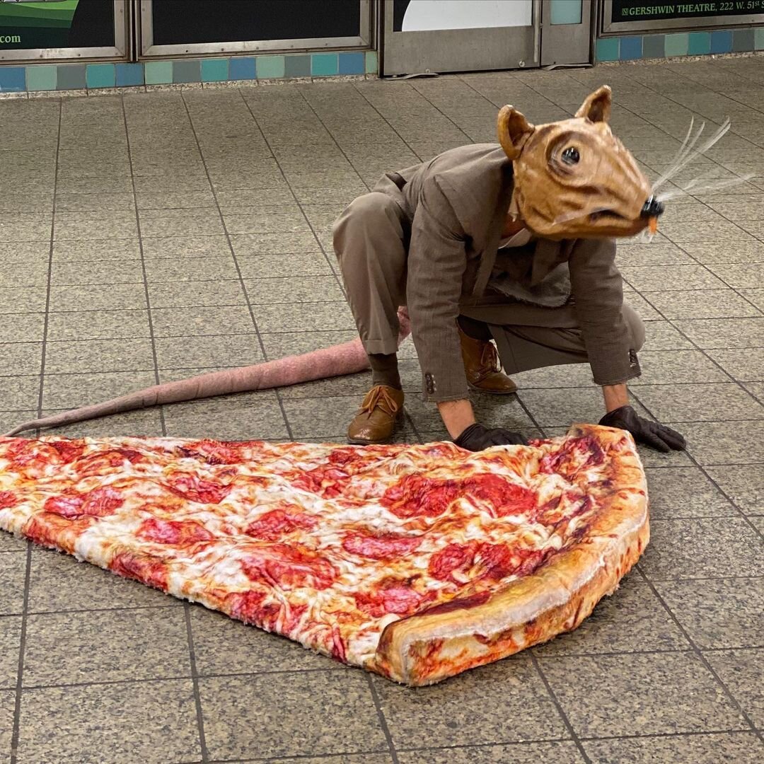 Крыса с пиццей